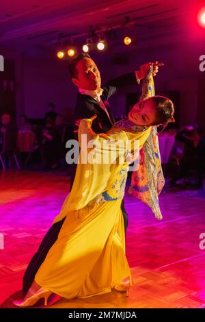 Japon, Honshu, Tokyo, Tsutomu et Hiroko Hirada du studio de danse Hirada démontrant la danse dans la salle de bal Banque D'Images