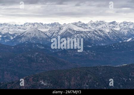 Europe, Allemagne, Sud de l'Allemagne, Bavière, haute-Bavière, Alpes bavaroises, Lenggries, vue de Brauneck à Karwendel avec de la neige fraîche Banque D'Images