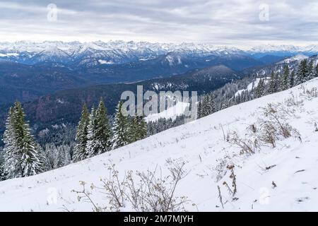 Europe, Allemagne, Sud de l'Allemagne, Bavière, haute-Bavière, Alpes bavaroises, Lenggries, vue de Brauneck aux montagnes Karwendel sous une couverture nuageuse dense Banque D'Images