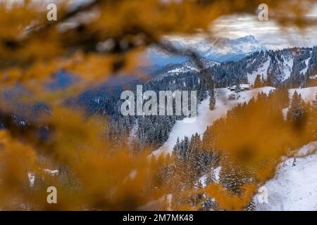 Europe, Allemagne, Sud de l'Allemagne, Bavière, haute-Bavière, Alpes bavaroises, Lenggries, vue de Brauneck sur Tölzer Hütte à Zugspitze Banque D'Images