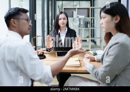 Un avocat tente de trouver une solution juridique dans un différend entre un couple marié Banque D'Images