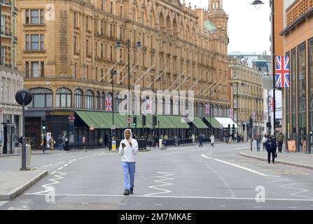 Londres, Angleterre, Royaume-Uni. Harrods grand magasin dans un Knightbridge presque déserté le jour des funérailles de la reine Elizabeth II, le 19th septembre 2022 Banque D'Images