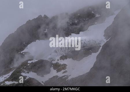 Europe, Autriche, Tyrol, Alpes, Alpes orientales, Alpes de l'Ötztal, Pitztal, glacier de Watzespitze dans des nuages denses Banque D'Images