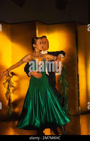 Japon, Honshu, Tokyo, Tsutomu et Hiroko Hirada du studio de danse Hirada démontrant la danse dans la salle de bal Banque D'Images