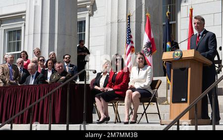 Vermont Gov. Phil Scott prend la parole lors de la cérémonie de signature d'un accord de partenariat entre la Garde nationale du Vermont et le ministère autrichien de la Défense à Montpelier, Vermont, on 11 mai 2022. La signature d'un accord entre la Garde du Vermont et l'armée autrichienne renforce et formalise un partenariat établi il y a près de 30 ans. Banque D'Images