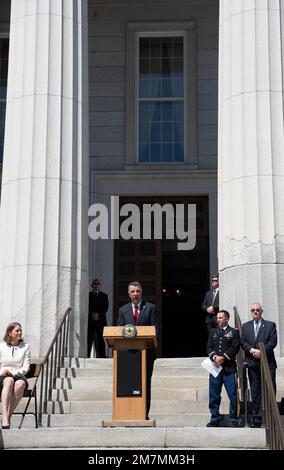 Vermont Gov. Phil Scott prend la parole lors de la cérémonie de signature d'un accord de partenariat entre la Garde nationale du Vermont et le ministère autrichien de la Défense à Montpelier, Vermont, on 11 mai 2022. La signature d'un accord entre la Garde du Vermont et l'armée autrichienne renforce et formalise un partenariat établi il y a près de 30 ans. Banque D'Images