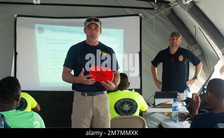 Les membres de l'équipe de recherche et de réponse aux preuves sous-marines du FBI montrent aux membres du Groupe de travail sur les Caraïbes leurs méthohds de collecte de preuves sous-marines pendant les TRADEWINDS EX 22 à Belize City, Belize, le 11 mai 2022. Banque D'Images