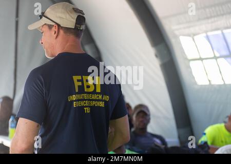 Les membres de l'équipe de recherche et de réponse aux preuves sous-marines du FBI montrent aux membres du Groupe de travail sur les Caraïbes leurs méthohds de collecte de preuves sous-marines pendant les TRADEWINDS EX 22 à Belize City, Belize, le 11 mai 2022. Banque D'Images