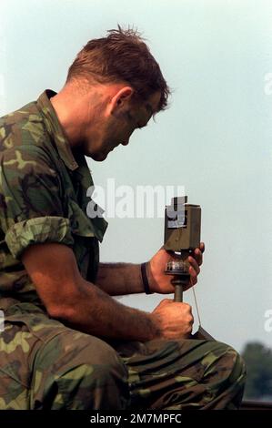 Un membre de l'équipe de contrôle du combat du quartier général de l'escadre du transport aérien tactique de 317th teste la vitesse et la direction du vent avant la chute d'un parachute par des troupes de la division aéroportée de 82nd. La chute d'air a lieu au cours de l'exercice d'entraînement combiné Armée de terre et Force aérienne Neptune II Base: Fort Campbell État: Kentucky (KY) pays: États-Unis d'Amérique (USA) Banque D'Images