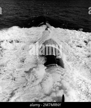 Vue aérienne de la poupe du sous-marin d'attaque nucléaire USS MEMPHIS (SSN 691) en cours. Pays: Océan Atlantique (AOC) Banque D'Images