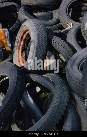 Pile de vieux pneus de voiture en Allemagne Banque D'Images