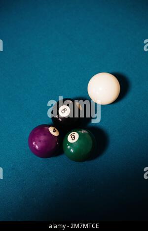 Quatre boules de billard sur une table de billard Banque D'Images