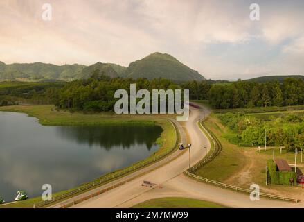 Chiang Rai, Thaïlande. 18 novembre 2022. Ferme de Boon Rawd dans le parc de Singha l'après-midi. En dehors du centre-ville, c'est un centre de divertissement Banque D'Images