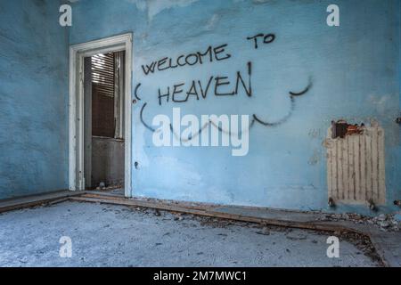 Italie, Vénétie, salle poussiéreuse d'une maison abandonnée, "bienvenue au ciel" écrit sur le mur Banque D'Images