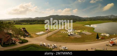 Chiang Rai, Thaïlande. 18 novembre 2022. Ferme de Boon Rawd dans le parc de Singha l'après-midi. En dehors du centre-ville, c'est un centre de divertissement Banque D'Images