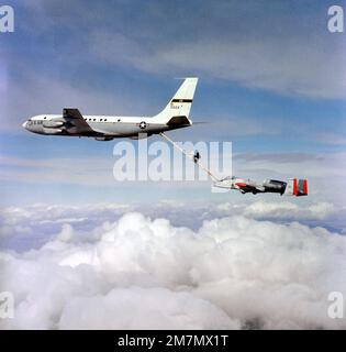 Vue aérienne à gauche d'un avion A-10 Thunderbolt II ravitaillé par un KC-135A Stratotanker. La rampe de ravitaillement aérienne avancée est fixée entre les deux aéronefs. Pays : inconnu Banque D'Images