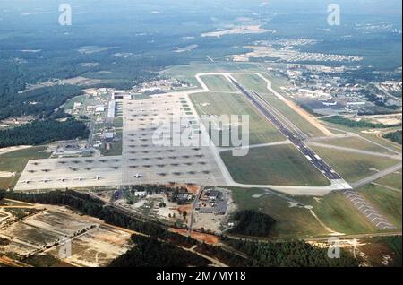 Une vue aérienne des avions C-141 Starliger et C-130 Hercules stationnés sur la ligne de vol pendant l'accumulation de l'alerte zaïrois. Deux appareils Galaxy C-5 sont stationnés du côté opposé sur le terrain. Base: Pope Air Force base Etat: Caroline du Nord (NC) pays: Etats-Unis d'Amérique (USA) Banque D'Images