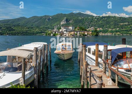 Vue de la jetée d'Orta San Giulio à l'île de San Giulio, lac Orta, Lago d'Orta, Piémont, Italie Banque D'Images