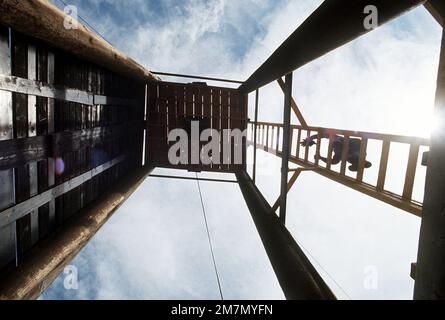 Un membre du GROUPE des forces spéciales du 1st Bataillon 7th (Bérets verts), fort Bragg, en Caroline du Nord, monte une tour d'entraînement de raphages pendant l'exercice de préparation interarmées, LE BOUCLIER COURAGEUX XVIII Objet opération/série: BRAVE SHIELD XVIII base: Fort Carson État: Colorado (CO) pays: États-Unis d'Amérique (USA) Banque D'Images