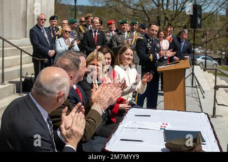 Le gouverneur du Vermont, Phil B. Scott, le ministre de la Défense de la République d'Autriche, Klaudia Tanner, et le général de division Gregory Knight Adjutant général de la Garde nationale du Vermont se sont réunis à la Maison d'État pour souligner le début officiel de leur partenariat militaire lors d'une cérémonie de signature à Montpelier, Vermont, 11 mai, 2022. Le partenariat d’État du Bureau de la Garde nationale a débuté en 1993 et comprend maintenant plus de 90 pays et gardes nationaux d’État. Le Vermont a également commencé à établir des partenariats avec la Macédoine du Nord en 1993 et le Sénégal en 2008. Banque D'Images