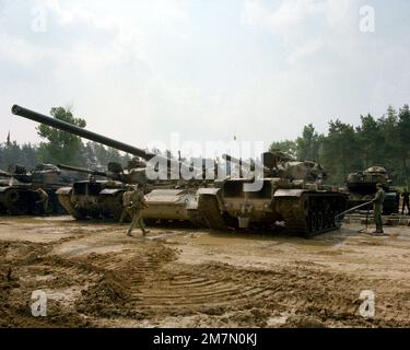 Membres de Co A, 4th BN., 73rd Armour, WASH M-60 Tanks et une artillerie automotrice britannique 175mm (SPA) à la station de lavage pendant les exercices d'entraînement de Reforger au Commandement d'entraînement de l'Armée de terre 7th. Sujet opération/série: REFORGER base: Grafenwohr pays: Allemagne / Allemagne (DEU) Banque D'Images