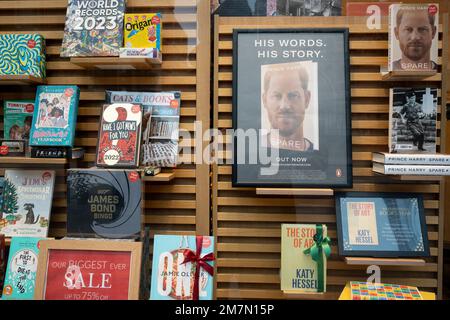 Le jour de la publication au Royaume-Uni du livre du prince Harry, le duc de Sussex intitulé « Spare », des copies papier sont exposées dans la fenêtre de la librairie Waterstones à Victoria, le 10th janvier 2023, à Londres, en Angleterre. Banque D'Images