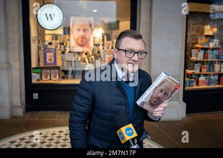 Le jour de la publication au Royaume-Uni du livre du duc de Sussex, le prince Harry, intitulé « Spare », un journaliste de radiodiffusion polonais parle devant la librairie Waterstones de Trafalgar Square, le 10th janvier 2023, à Londres, en Angleterre. Banque D'Images