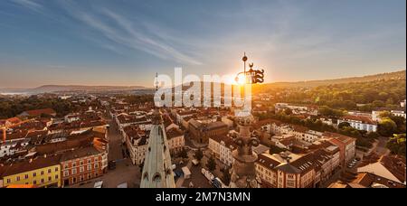 Allemagne, Thuringe, Meiningen, clochers d'église, girouette, eglise, notre Dame, ville, vue d'ensemble, lever du soleil, rétroéclairage, photo aérienne, photo panoramique Banque D'Images