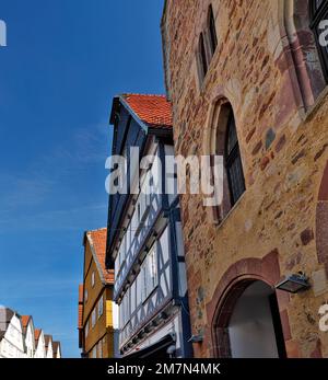 Europe, Allemagne, Hesse, quartier de Schwalm-Eder, ville de Fritzlar, Rue allemande à colombages, maison en pierre à Kasseler Straße avec trois niveaux de gradins gables (c. 1310) Banque D'Images