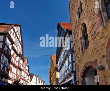 Europe, Allemagne, Hesse, quartier de Schwalm-Eder, ville de Fritzlar, Rue allemande à colombages, maison en pierre à Kasseler Straße avec trois niveaux de gradins gables (c. 1310) Banque D'Images