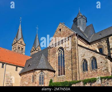 Europe, Allemagne, Hesse, Comté de Schwalm-Eder, ville Fritzlar, Route des maisons à colombages allemandes, cathédrale de Fritzlar, église de l'abbaye bénédictine St. Peter, vue du sud Banque D'Images