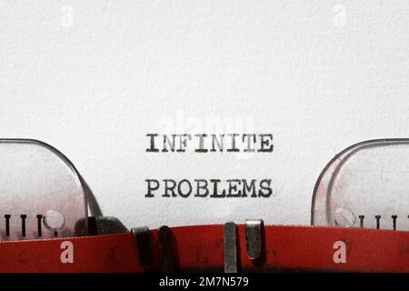 Expression de problèmes infinis écrite avec une machine à écrire. Banque D'Images