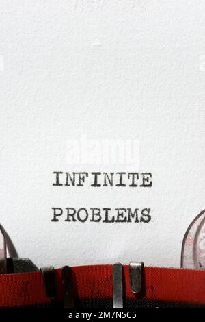 Expression de problèmes infinis écrite avec une machine à écrire. Banque D'Images