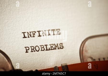 Expression de problèmes infinis écrite avec une machine à écrire. Banque D'Images