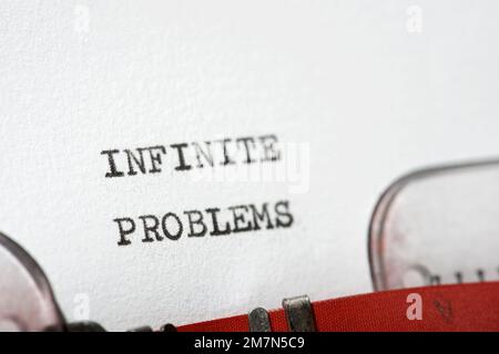 Expression de problèmes infinis écrite avec une machine à écrire. Banque D'Images