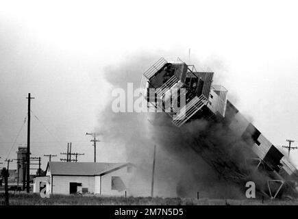 Une ancienne tour de contrôle de l'air, remplacée en 1978 par une nouvelle tour, tombe après que l'équipe d'engins explosifs a fait exploser une charge sous celle-ci. Base : McGuire Air Force base État : New Jersey (NJ) pays : États-Unis d'Amérique (USA) Banque D'Images