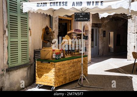 Stand de vente, Moustiers-Sainte-Marie, Département Alpes-de-haute-Provence, Provence-Alpes-Côte d'Azur, France Banque D'Images