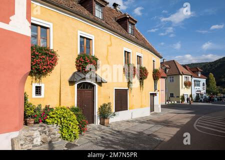 Bâtiments colorés aux décorations florales, Weißenkirchen in der Wachau, Wachau, Waldviertel, Basse-Autriche, Autriche Banque D'Images