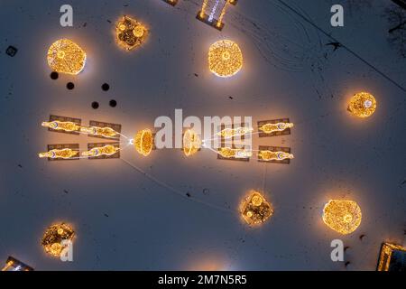 Place de la cathédrale enneigée, sculptures équestres brillantes, boules de Noël brillantes, monde des lumières de Noël, Magdebourg, Saxe-Anhalt, Allemagne Banque D'Images