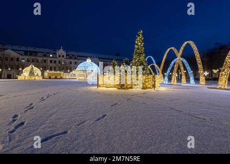 Place de la cathédrale enneigée avec Parlement de l'État de Saxe-Anhalt, arbres de Noël lumineux, boules de Noël lumineuses, monde de Noël des lumières, Magdebourg, Saxe-Anhalt, Allemagne Banque D'Images