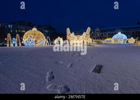 Place de la cathédrale enneigée, sculptures équestres brillantes, boules de Noël brillantes, monde des lumières de Noël, Magdebourg, Saxe-Anhalt, Allemagne Banque D'Images