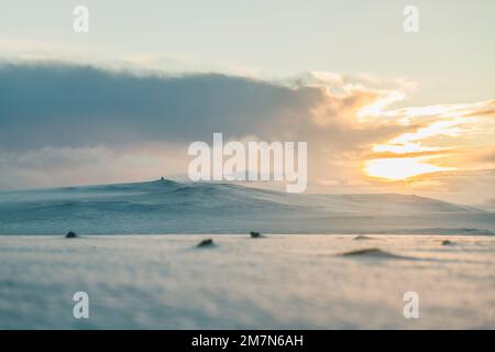 Paysage enneigé avec des montagnes enneigées en Norvège, désert de neige au Cap Nord (Magerøya), paysage de neige et de glace en Scandinavie Banque D'Images