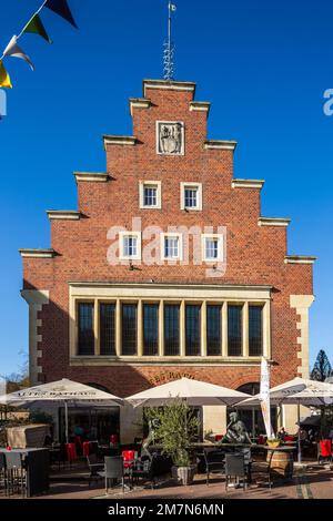 Allemagne, Vreden, Berkel, Westmünsterland, Münsterland, Westphalie, Rhénanie-du-Nord-Westphalie, Old Town Hall Vreden au marché avec Silhouette Museum et Music School and Cafe Banque D'Images