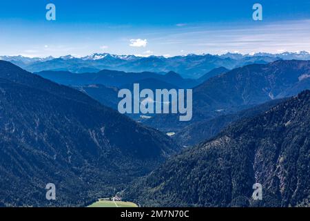 Vue de Wendelstein aux montagnes, derrière les Alpes de Zillertal, région de Wendelstein, Bayrischzell, haute-Bavière, Bavière, Allemagne, Europe Banque D'Images