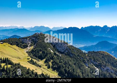 Vue de Wendelstein, 1838 m, à Lacherspitze, 1724 m, derrière les Alpes Berchtesgaden, Wilder Kaiser, Bayrischzell, haute-Bavière, Bavière, Allemagne, Europe Banque D'Images