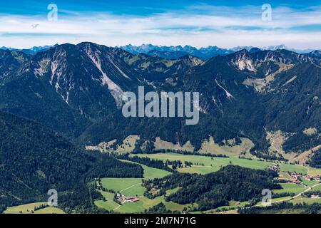 Vue de Wendelstein aux montagnes, Osterhofen, Hochmiesing, 1883 m, Rotwandgruppe, Avec Aiplspitze, 1759 m, derrière Karwendel, région de Wendelstein, Bayrischzell, Haute-Bavière, Bavière, Allemagne, Europe Banque D'Images