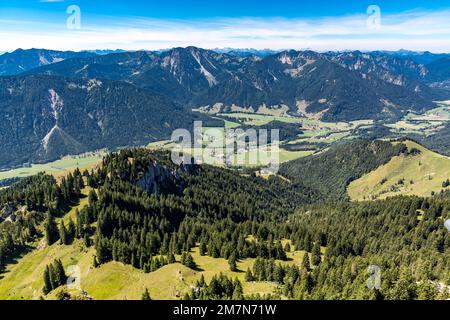 Vue de Wendelstein aux montagnes, Hochmiesing, 1883 m, Rotwandgruppe, avec Aiplspitze, 1759 m, derrière Karwendel, région de Wendelstein, Bayrischzell, haute-Bavière, Bavière, Allemagne, Europe Banque D'Images