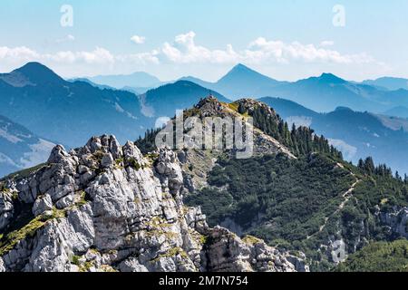 Vue de Wendelstein aux montagnes, Kesselwand, 1721 m, derrière les Alpes de Chiemgau, Bayrischzell, haute-Bavière, Bavière, Allemagne, Europe Banque D'Images