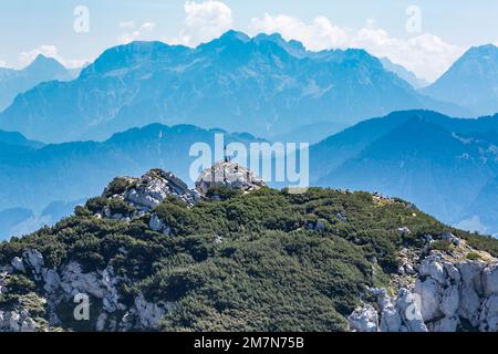 Vue de Wendelstein aux montagnes, Lacherspitz, 1724 m, derrière Loferer Steinberge, Bayrischzell, Haute-Bavière, Bavière, Allemagne, Europe Banque D'Images