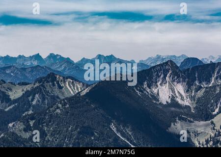 Vue de Wendelstein aux montagnes, Rauhkopf, Aiplspitze, derrière les montagnes Karwendel et Wetterstein, Bayrischzell, haute-Bavière, Bavière, Allemagne, Europe Banque D'Images